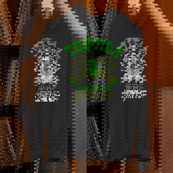 おもしろテキーラ飲んでるテキーラはいつも答えの贈り物 Hoodie