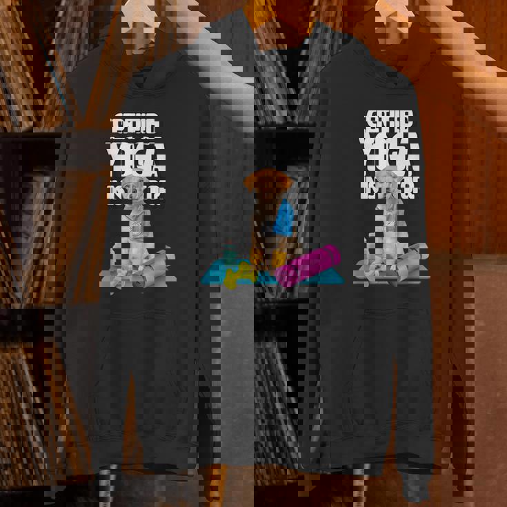 かわいい黄色いラブラドールヨガの先生が犬の子犬のためにヨガを作ります。 パーカー