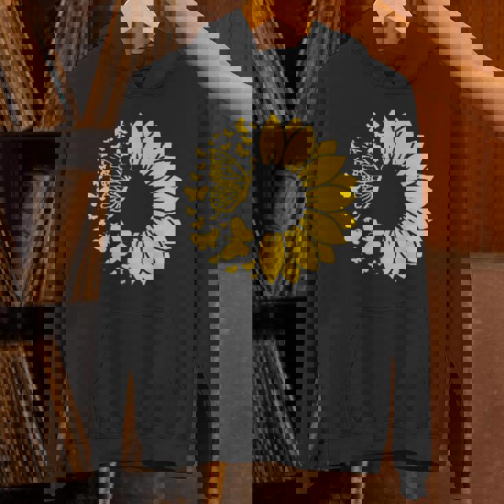 ひまわりと蝶のシルエット、自然の調和。 パーカー