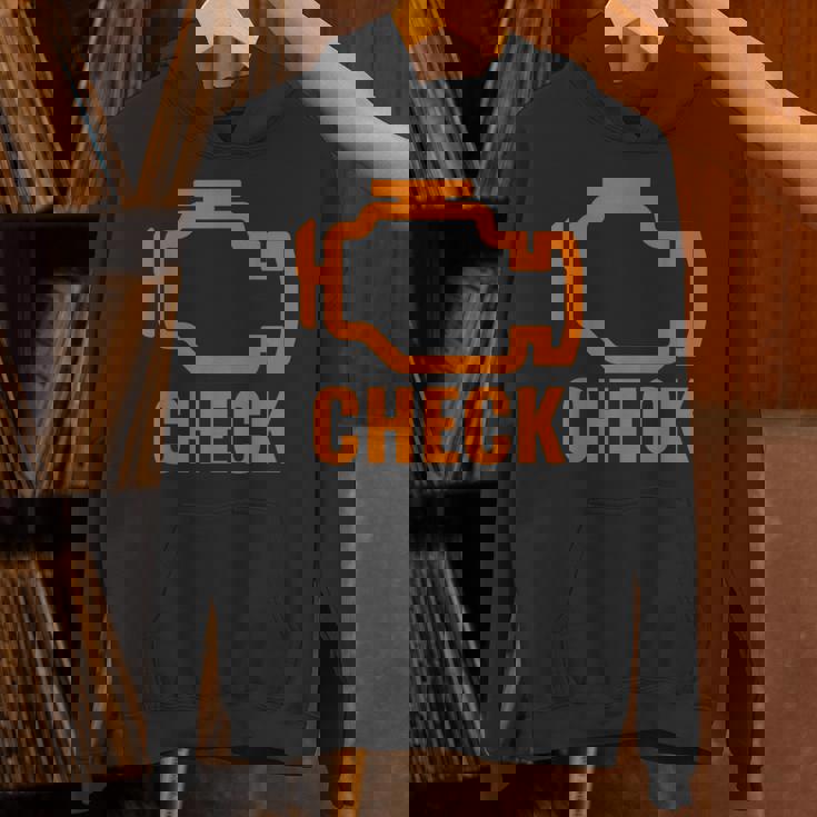 オレンジ色の車のエンジンダッシュボード警告灯 面白いメカニック。 パーカー