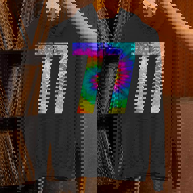 カラフルな絞り染め 77歳の誕生日または77番のチームイベント パーカー