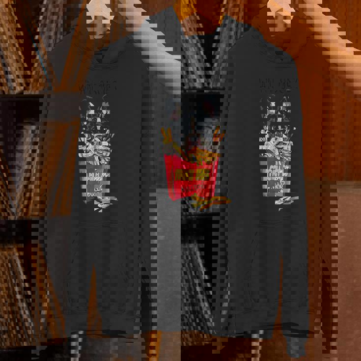 クールなフレンチブルドッグがフライドポテトを食べるグラフィッククールなデザイン。 パーカー