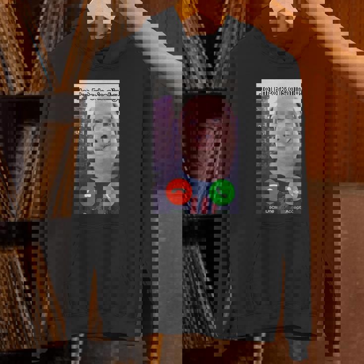 ジョン・ポークがファニー・アンサー・コール・フォンをかけている パーカー