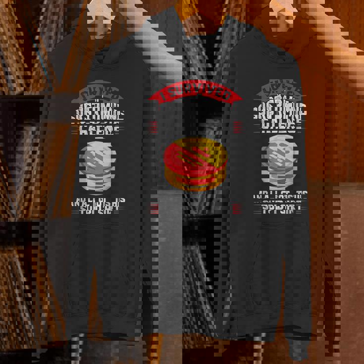 スウェーデンのシュールストレミング・チャレンジを生き延びた パーカー