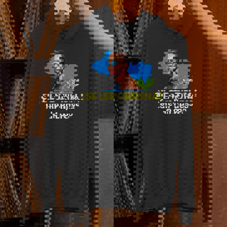 セ・レ・オルデナ・コメール・ププサス・デ・ロロコ、ナイーブ・ブケレ パーカー