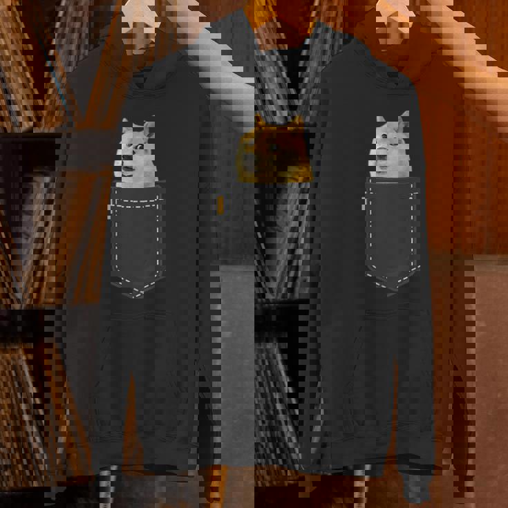 ドージコイン 胸ポケットの中にクリプト ミーム ドッグミーム ロゴ ドージコイン Hoodie