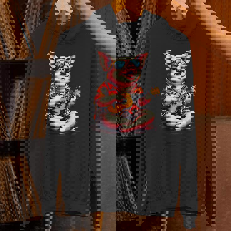 ハワイアンシャツを着たブタ、ウクレレ遊び。 Hoodie