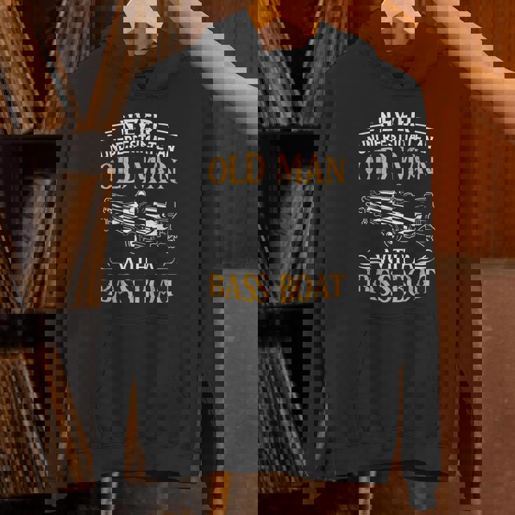 バスボート釣りの老人を決して過小評価しないでください パーカー