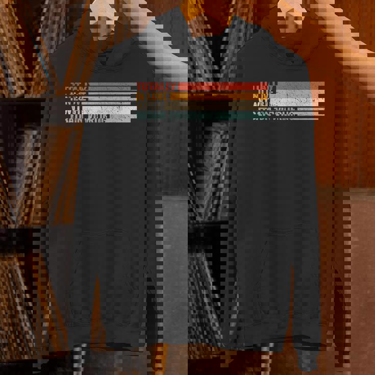 バトントワリングのレトロなバトントワーラーに完全に恋をしています。 パーカー