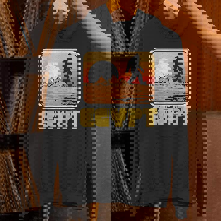 レトロ ビッグフット & ピラミッド エジプト サスカッチ グラフィック パーカー