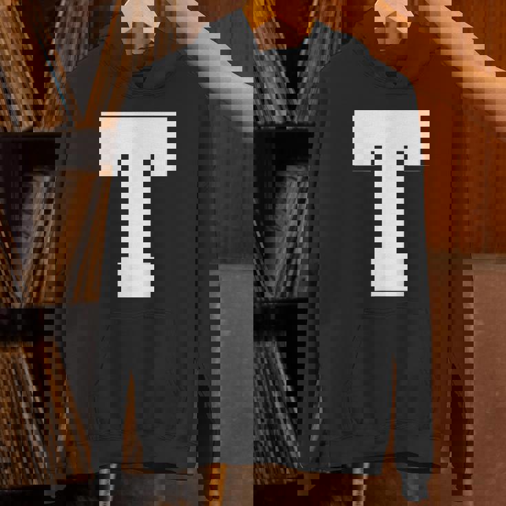 大文字tアルファベットモノグラムイニシャル パーカー