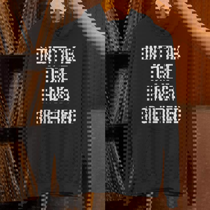 嫉妬深い彼女私に話しかけないでください私には彼女がいます パーカー