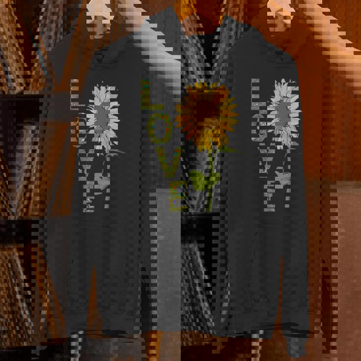 愛の大きなひまわりを作る庭師 パーカー