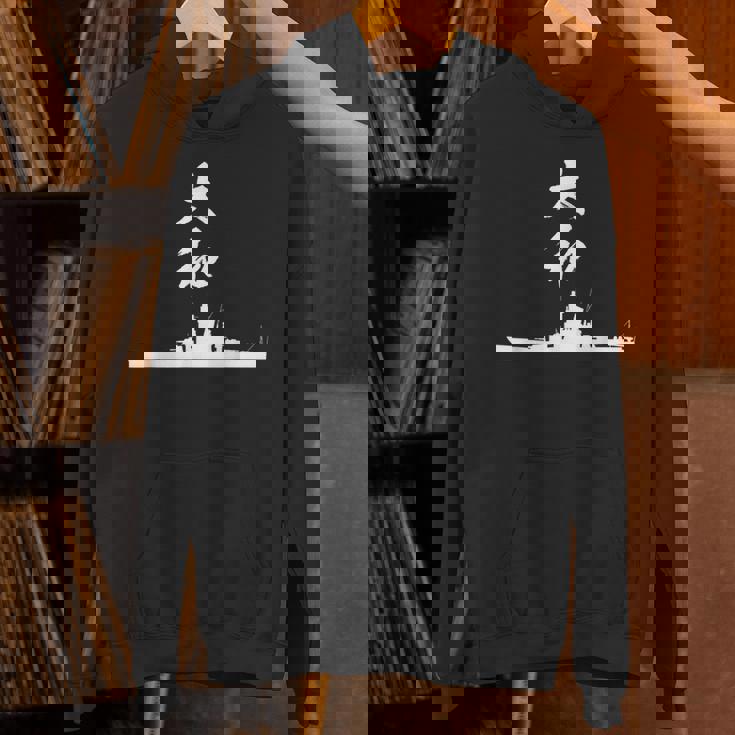 戦艦【大和】軍艦 シルエット 日本 大日本帝国 海軍 帝国海軍 船 面白い ネタ 文字入り おもしろ ウケ狙い パーカー