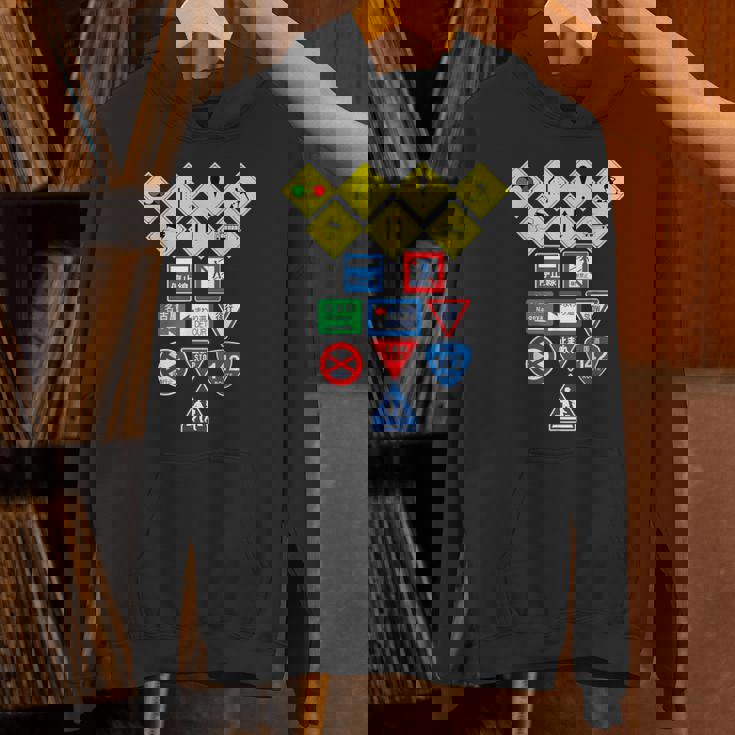 日本の道路標識、日本の交通警告シンボルグラフィック。 パーカー