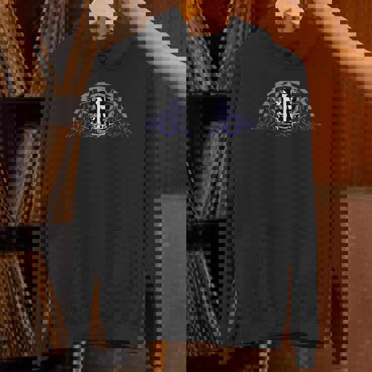 水曜日シリーズ 窓にウェンズデーネバーモアのロゴ。 Hoodie