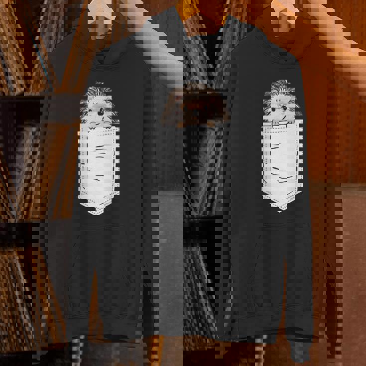 胸ポケットに入ったハリネズミ 衣類 ハリネズミ ギフト Hoodie