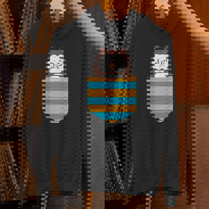 鳥好きのギフト フクロウのフクロウ 胸ポケット付き パーカー