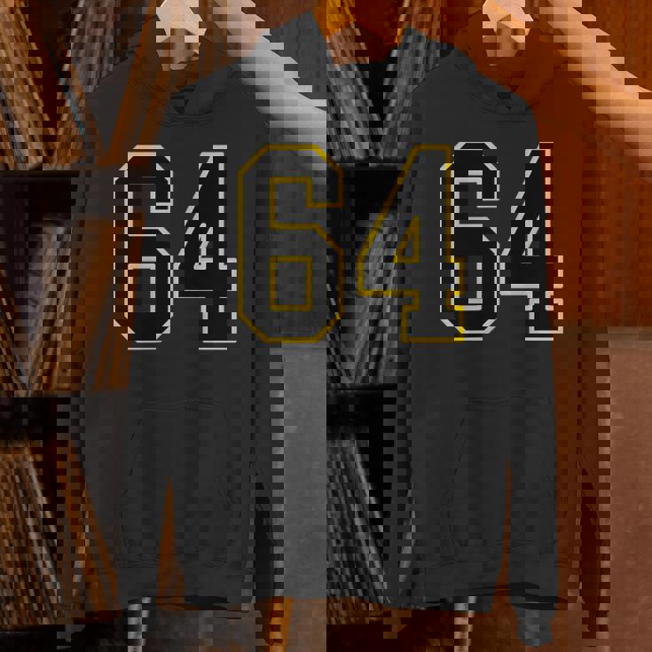 黒と黄色のカレッジスポーツスタイルの64番。 パーカー