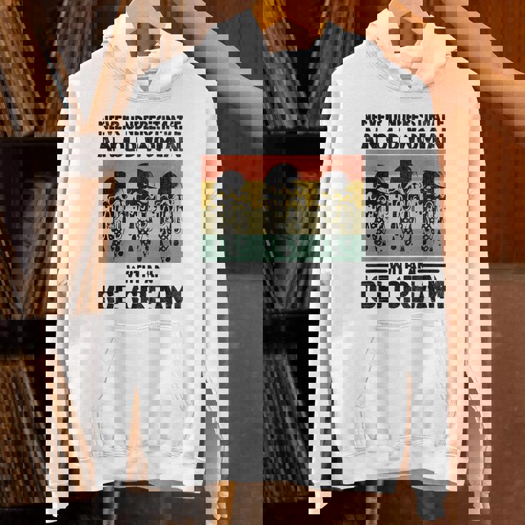 アイスクリームを持った老婆を決して過小評価しない パーカー