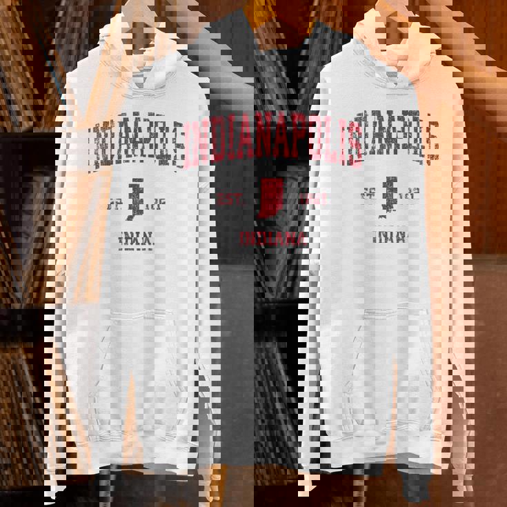 インディアナポリス インディアナ州 ヴィンテージ スポーツ デザイン レッド プリント パーカー