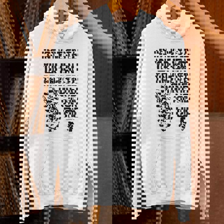 ジャーマン・シェパードはあなたの心を盗みますあなたのベッドとソファを盗みます Hoodie