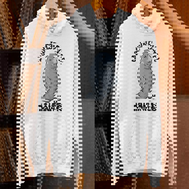 マナティーに気を取られる かわいい 海の動物 マナティー パーカー