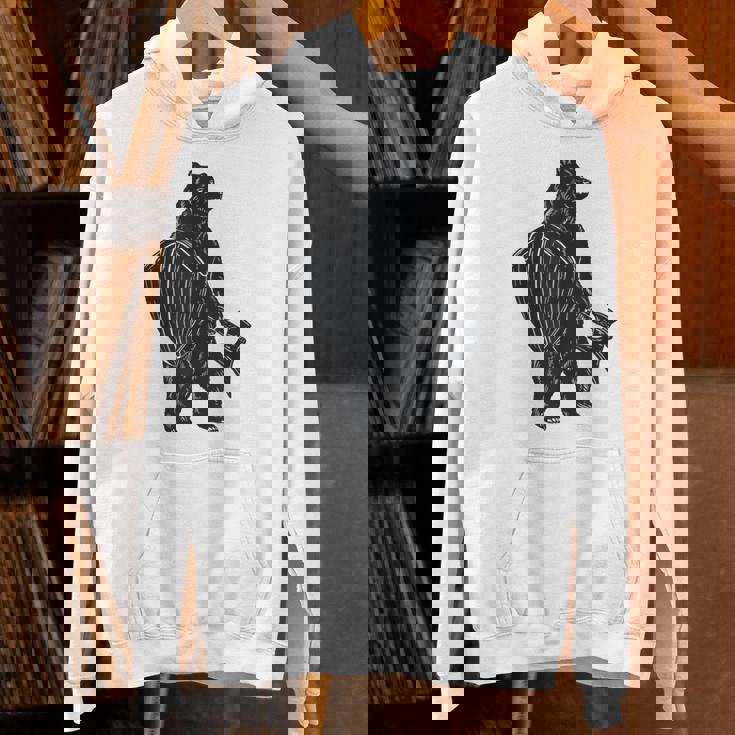 斧と盾を持った熊 中世の熊 バイキング パーカー