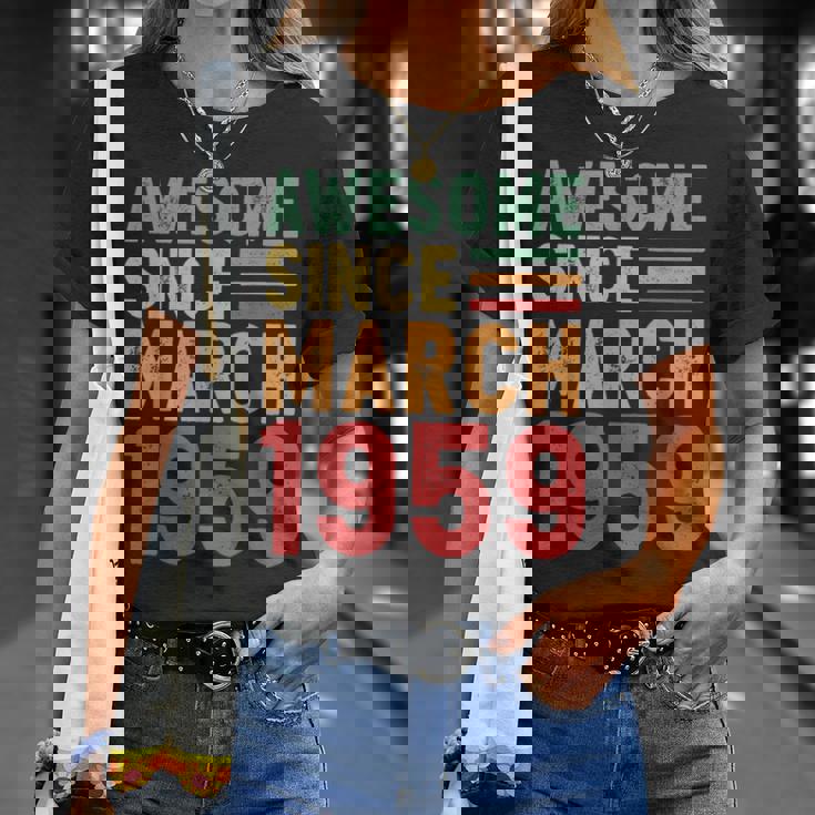 1959年3月から素晴らしい70歳の誕生日プレゼント。 Tシャツ 彼女への贈り物