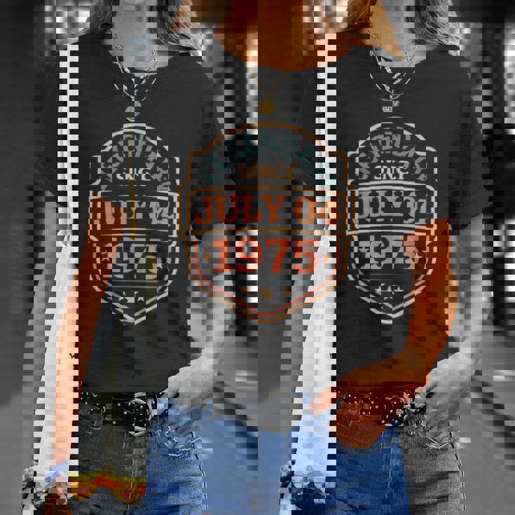 1975年7月4日以来、伝説的。素晴らしい誕生日パーティーレトロ。 Tシャツ 彼女への贈り物