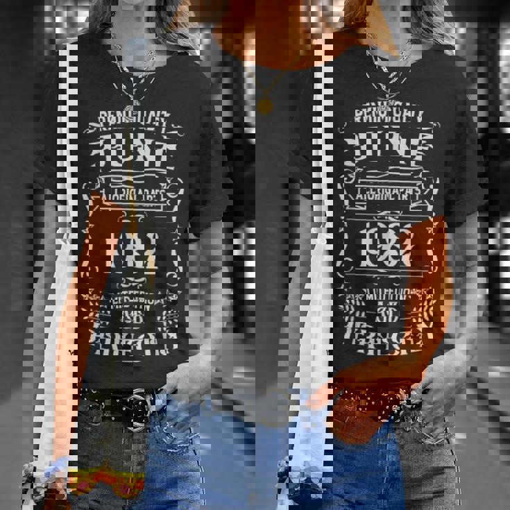 1982年6月に誕生した43歳の誕生日レジェンド。 Tシャツ 彼女への贈り物