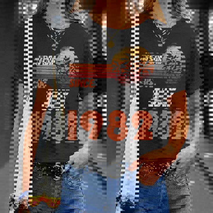 1982年7月から素晴らしい。男女の誕生日。 Tシャツ 彼女への贈り物