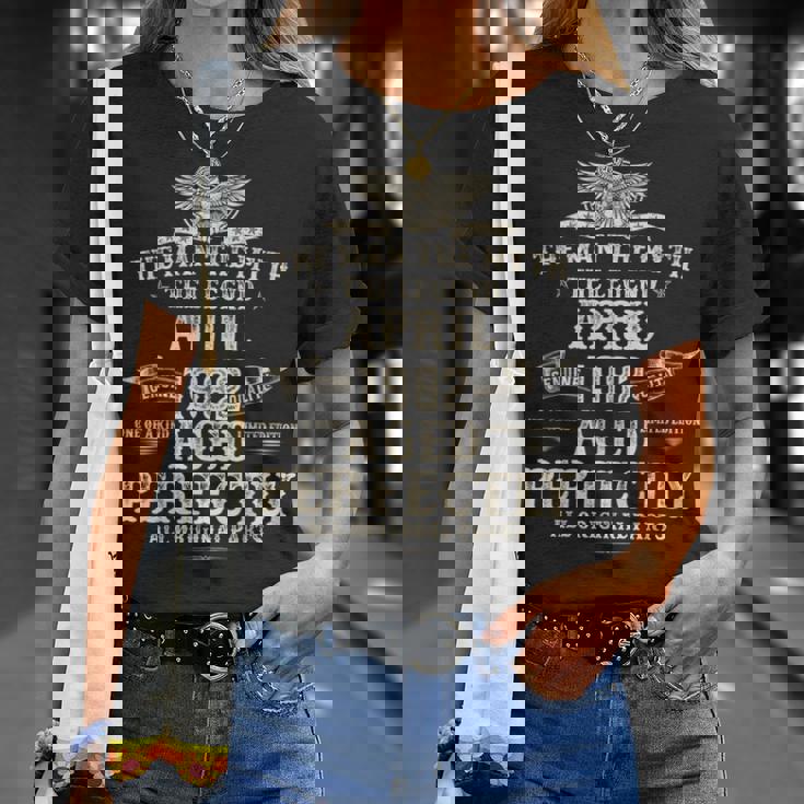 43歳の誕生日プレゼント 男性用 1982年4月 誕生日 Tシャツ 彼女への贈り物