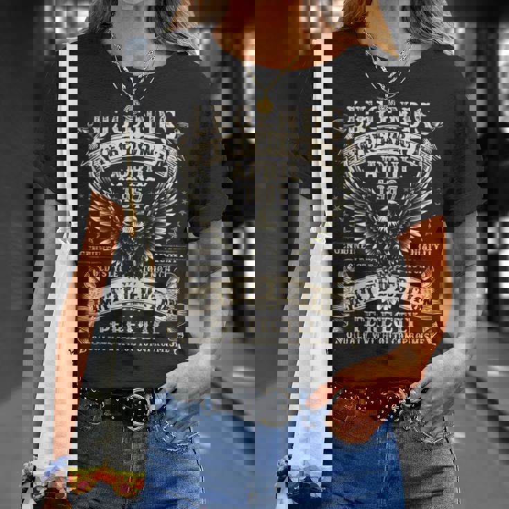 58歳 誕生日プレゼント 男性用 58歳 4月 1967年 Tシャツ 彼女への贈り物