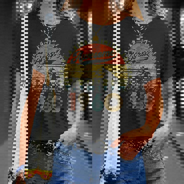 65歳の誕生日プレゼント 男性用 1960年4月 65歳の誕生日 Tシャツ 彼女への贈り物