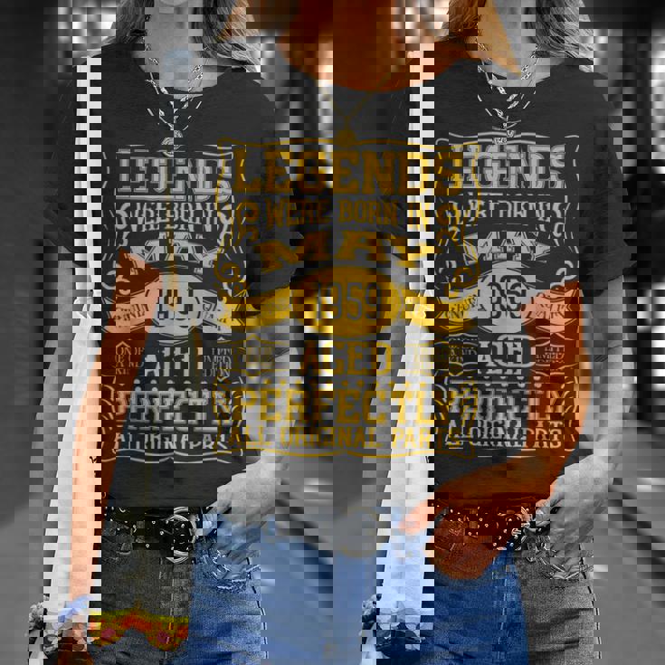 66歳の誕生日伝説は1959年5月に誕生しました。 Tシャツ 彼女への贈り物