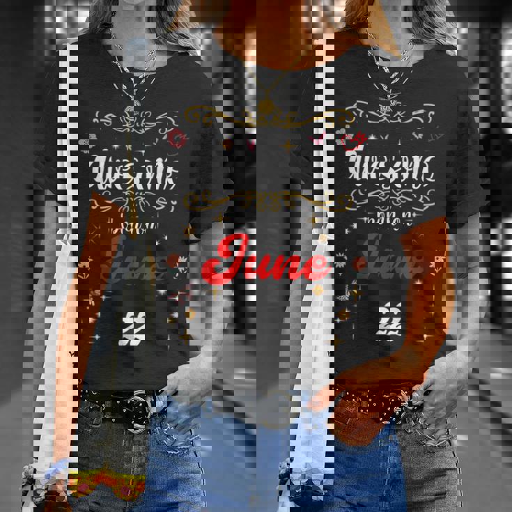 6月22日の誕生日に生まれた素晴らしい花と蝶。 Tシャツ 彼女への贈り物