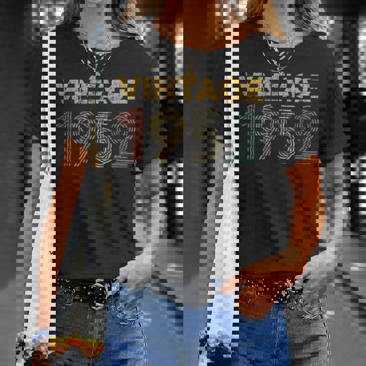 73 歳のギフト ヴィンテージ 1952 年生まれ レトロ 73 歳の誕生日 Tシャツ 彼女への贈り物