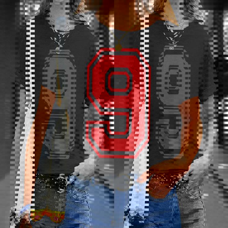 9番のスポーツスタイル。赤。 Tシャツ 彼女への贈り物