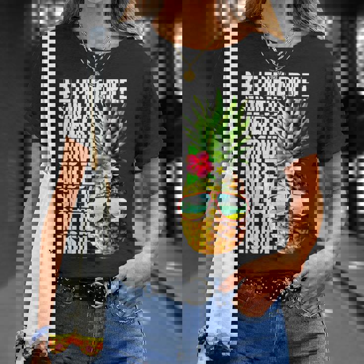 Be A Pineapple Wear A Crownweet Inside アロハ・ハワイパイナップル Tシャツ 彼女への贈り物