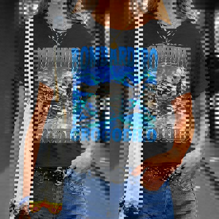 Bombardiro Crocodilo 面白い イタリアン ブレイン ミーム ブーツレッグ Tシャツ 彼女への贈り物