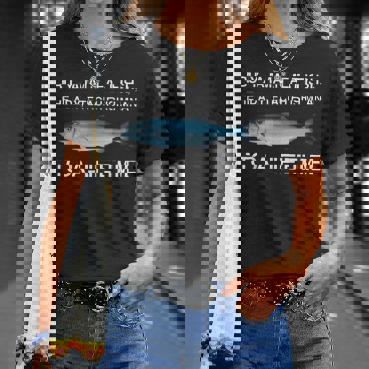 Buy A Man Eat Fish He Day Teaching Fish Man To A Lifetime Tシャツ 彼女への贈り物