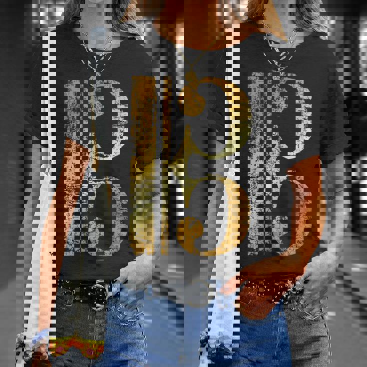 C-音記号 ヴィンテージイエロー ミュージシャンヴィオラ・チェロ。 Tシャツ 彼女への贈り物