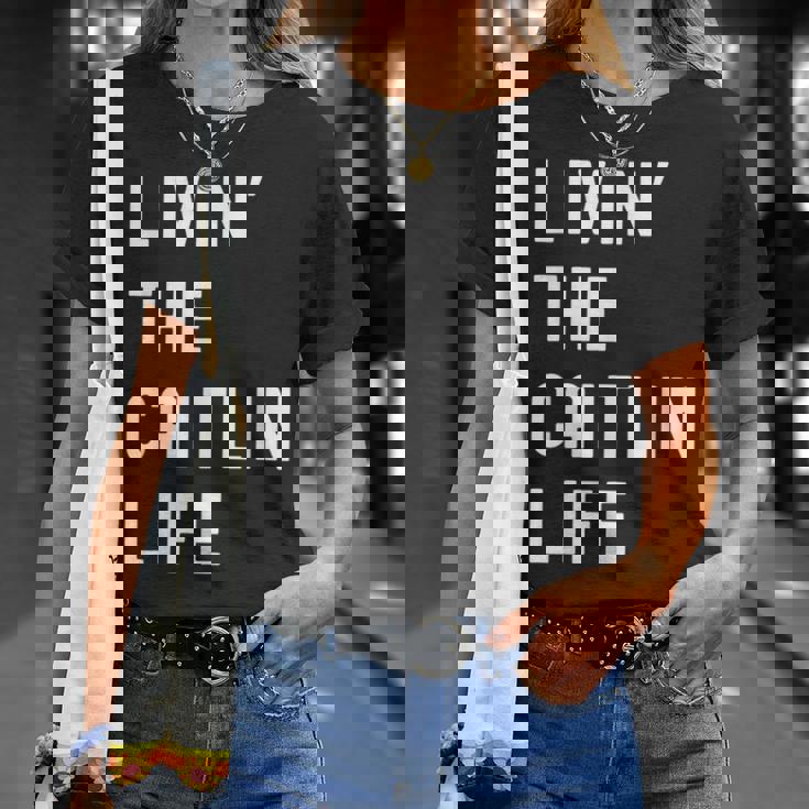 Caitlin の人生を生きている Caitlin Tシャツ 彼女への贈り物