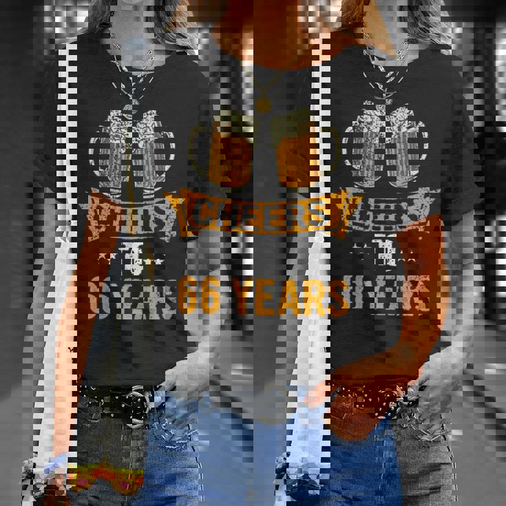 Cheers To 66歳 66歳 誕生日パーティー お祝いギフト Tシャツ 彼女への贈り物