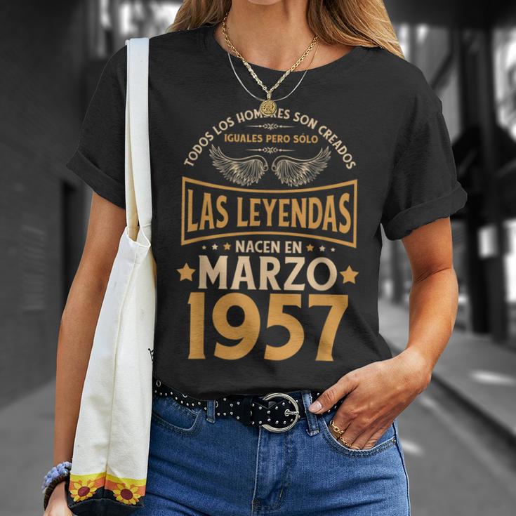 Cumpleaños Hombre Regalos Las Leyendas Marzo 1957 Camiseta unisex Regalos para ella