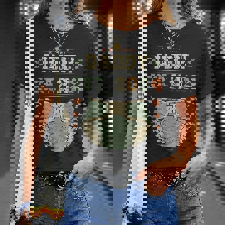 Daddy Est 2024 年生パパ 新米パパ 初めてのパパ 若いパパ Tシャツ 彼女への贈り物