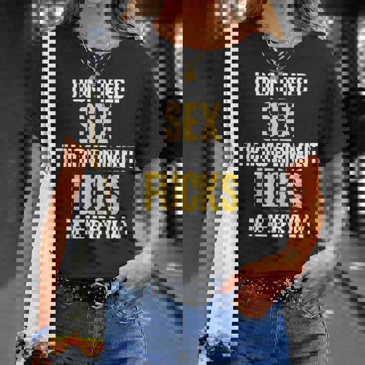 I Don't Needegs The Government F's Me Daily Tシャツ 彼女への贈り物