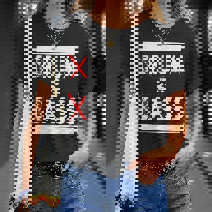 Drum And Bass Rum And Ass Tシャツ 彼女への贈り物