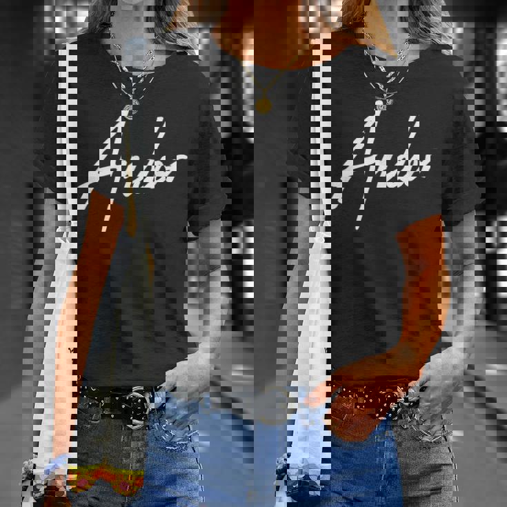 Elegant Handwritten Font Andor Calligraphy Tシャツ 彼女への贈り物